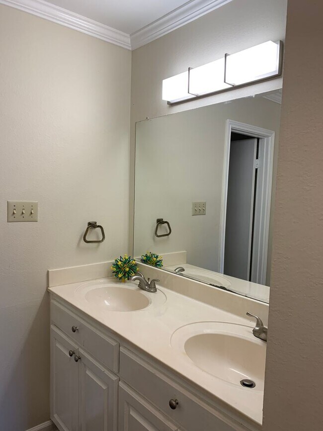 Building Photo - Florida Blvd / Sherwood Forrest