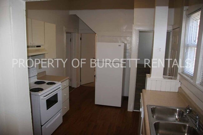 Building Photo - 325 W Lutz Ave