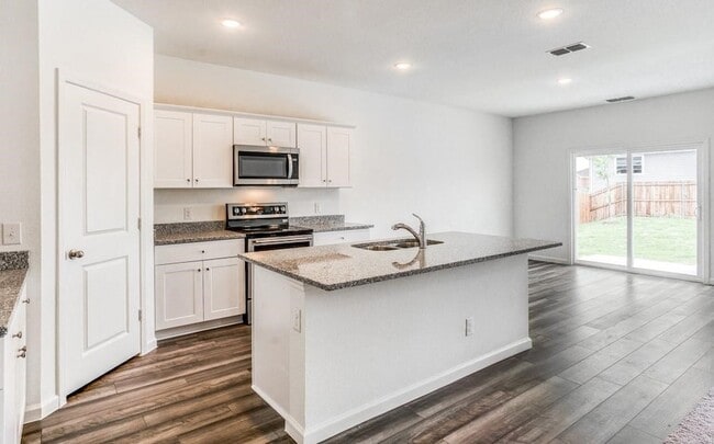 Building Photo - 720 Holly St