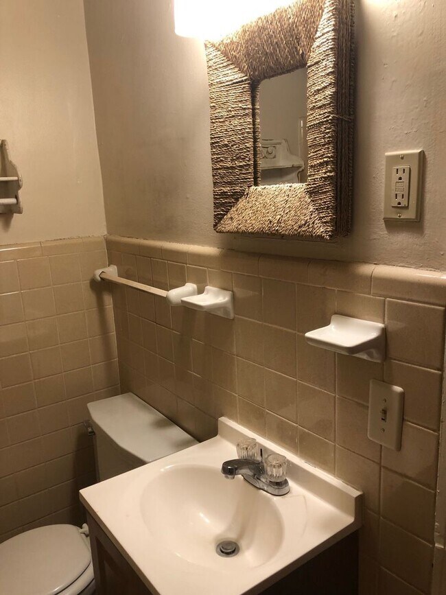 Building Photo - Great 2 BR 1 BA w/ Stack Washer/Dryer