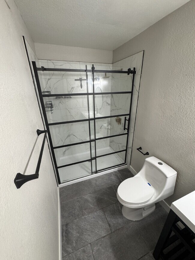Building Photo - 2 Bed, 1 3/4 Bath Condo