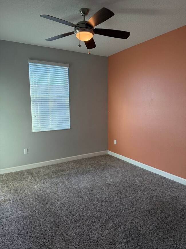 Building Photo - 4 Bed 3.5 Bath townhouse for rent in storey lake