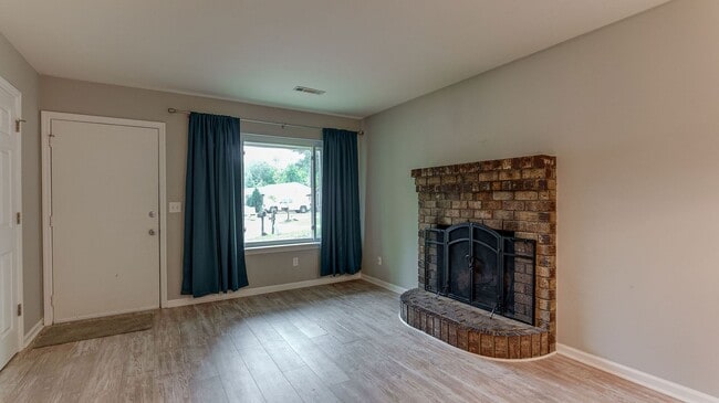 Building Photo - 3 Bedroom 1.5 Bath Home in Holly Court - Goose Creek