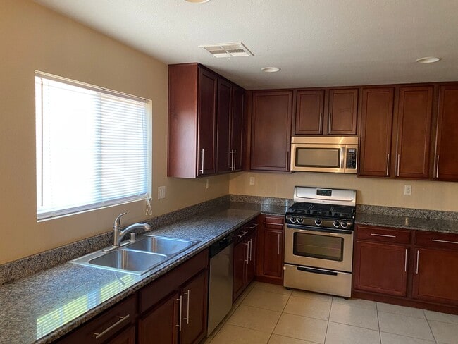 Building Photo - Beautiful 3 bedroom available