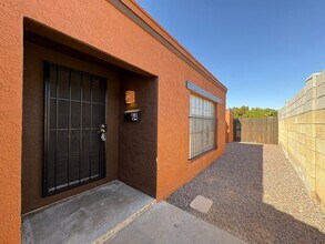 Building Photo - Mesa 2 Bedroom 1 Bath in Triplex Building