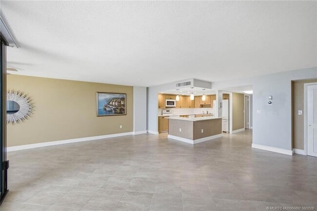 Building Photo - 10410 S Ocean Dr