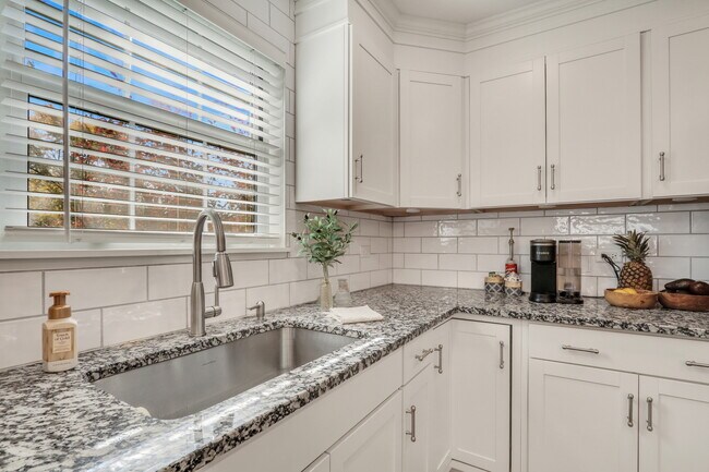 Building Photo - 658 White Ct