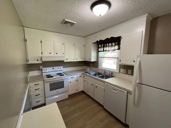 Building Photo - 1681 Village Pl