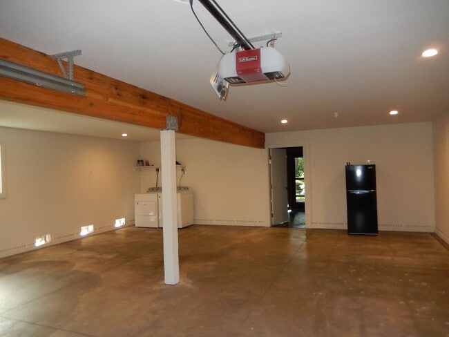 Building Photo - 1,188 Square Foot Recently built custom Cr...