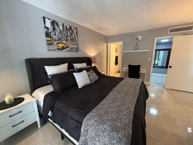 Building Photo - 1705 Presidential Way