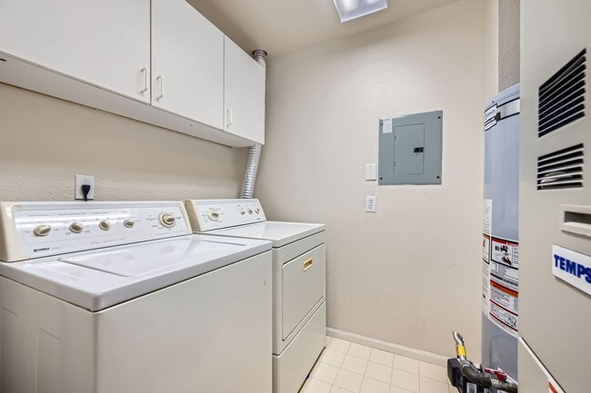 Building Photo - Bright & Cozy 2BD/2BA Townhome in Meadowview neighborhood!