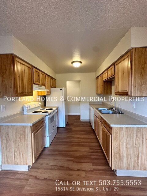 Building Photo - 2-Bedroom Apartment, Downstairs, Near Tran...