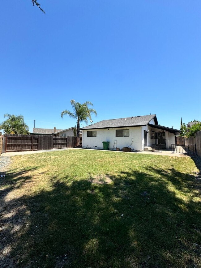 Building Photo - Available now! 3 Bed/2 Bath Home