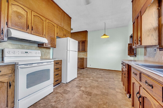 Building Photo - 415 19th St N