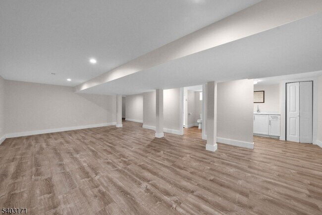 Building Photo - 422 Hollow Rd