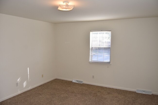 Building Photo - End Row Townhome w/ Garage