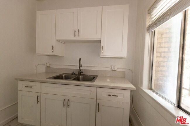 Building Photo - 661 Shatto Pl
