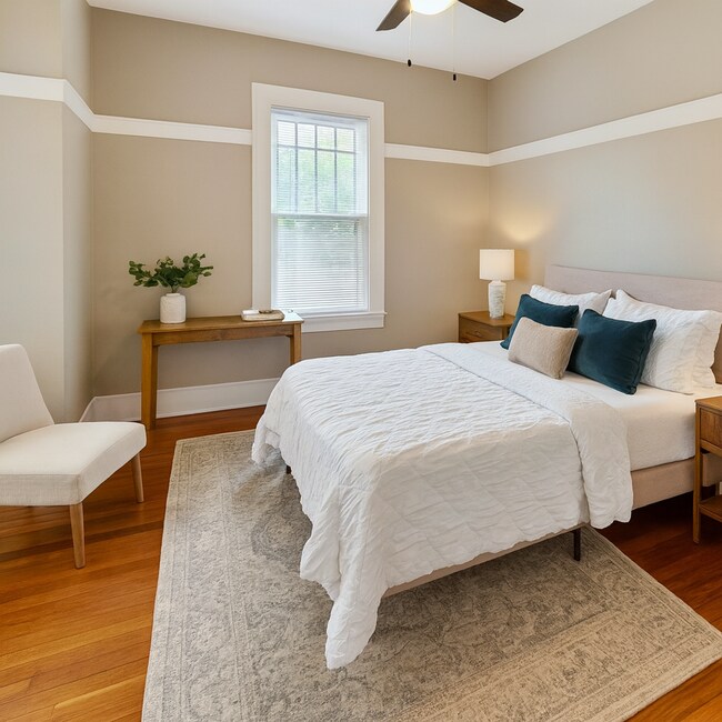 Building Photo - Best located house in West Campus, 6 large bedrooms open floorplan.