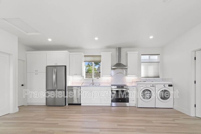 Building Photo - 641 Del Mar Ave