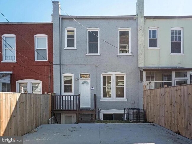 Building Photo - 465 Luray Pl NW