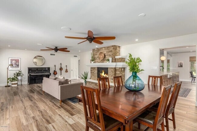 Building Photo - 8070 E Vía Bonita