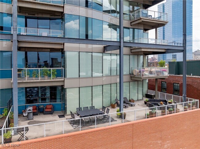 Building Photo - 701 W Lakeside Ave