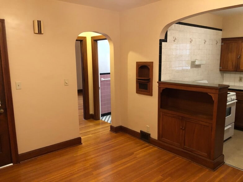 DR To Hallway - 2419 Boulevard Napoleon