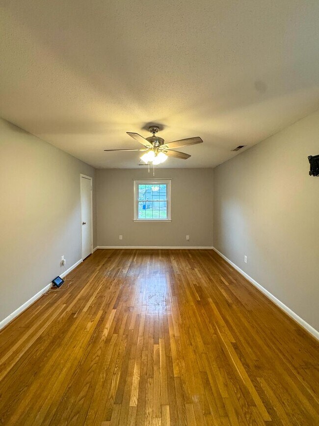 Building Photo - Charming 3 Bed 1.5 Bath Home Close to Fort Liberty