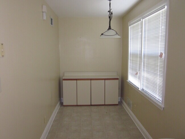 Building Photo - Charming 2 Bedroom/2 Bathroom in Catonsvil...