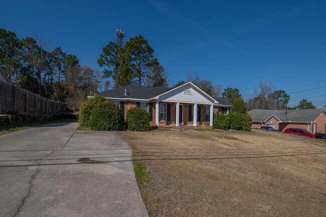 Building Photo - Charming Pepperidge Home with Fireplace & Large Backyard