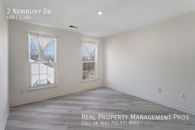 Building Photo - 2 Newbury Dr