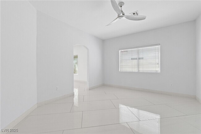Building Photo - 3004 Sun Lake Dr