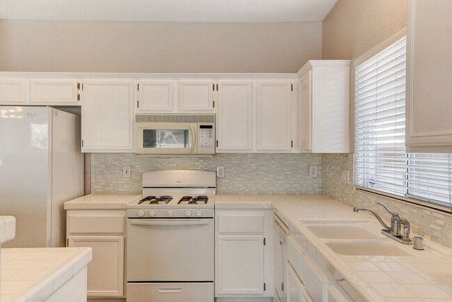 Building Photo - 1 Story in Summerlin - Fresh Carpet, Paint, and Luxury Plank!