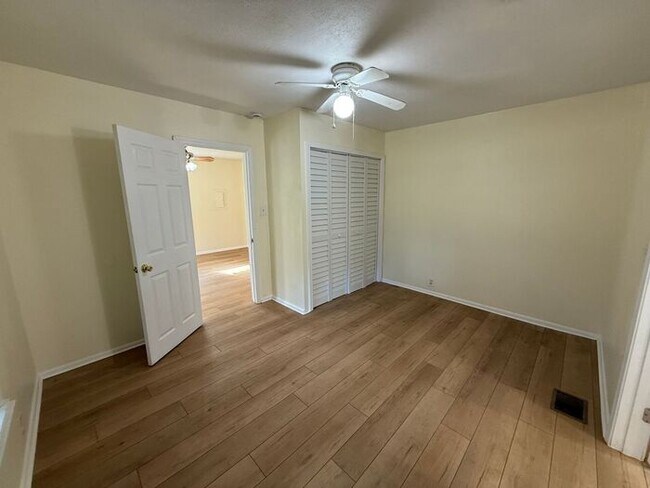 Building Photo - Pensacola - 32503 - 2 bedroom, 2 bathroom