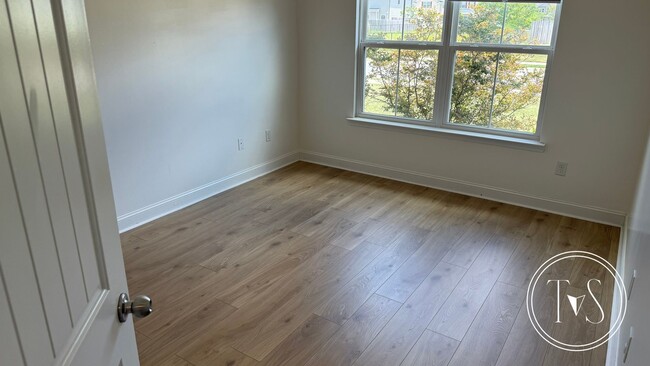 Building Photo - RATE DROP ALERT (was $2600/month) and MOVE IN SPECIAL: $1000 OFF 1ST MONTH'S RENT!**