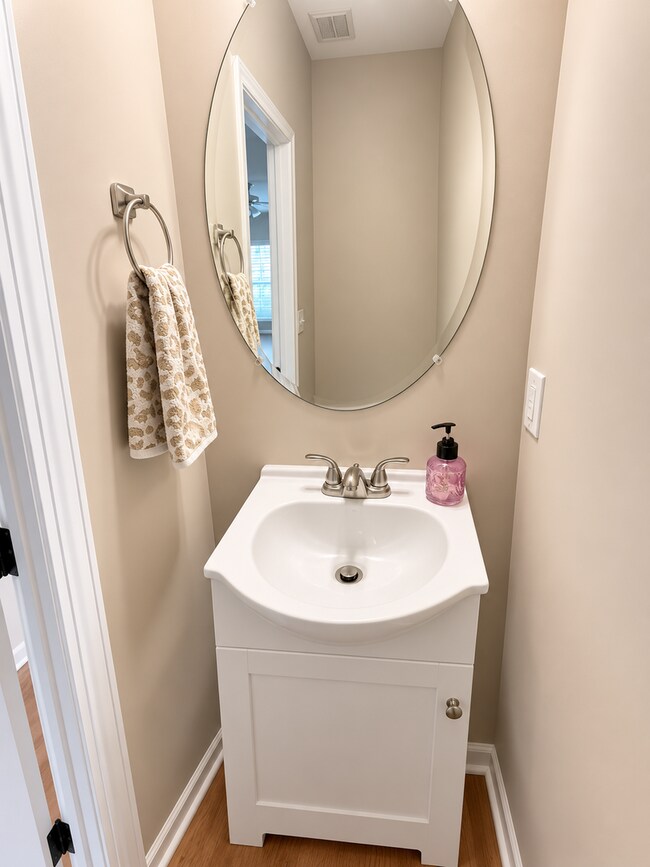 Building Photo - Three bedroom, 2.5 bath townhome in Whitsett