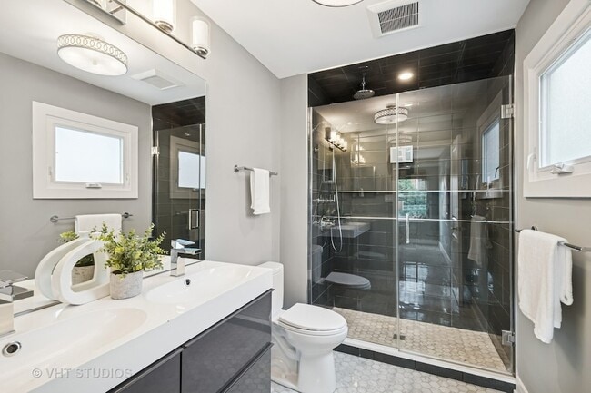 Building Photo - 3125 S Giles Ave