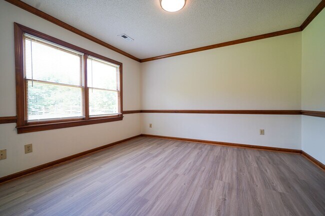 Building Photo - UNCC Area.  2 story 4 BR 2 1/2 BA Large Fe...