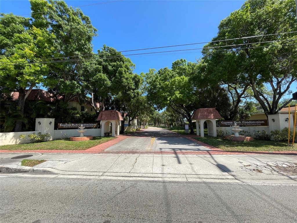 Building Photo - 128 S Cypress Rd