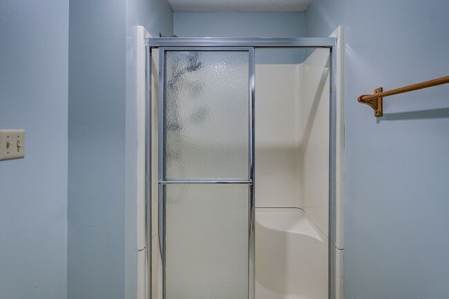 Building Photo - Large home in a beautiful setting close to all JC amenities