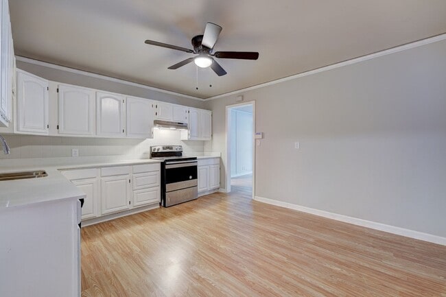 Building Photo - 4 Bedroom Available Now!