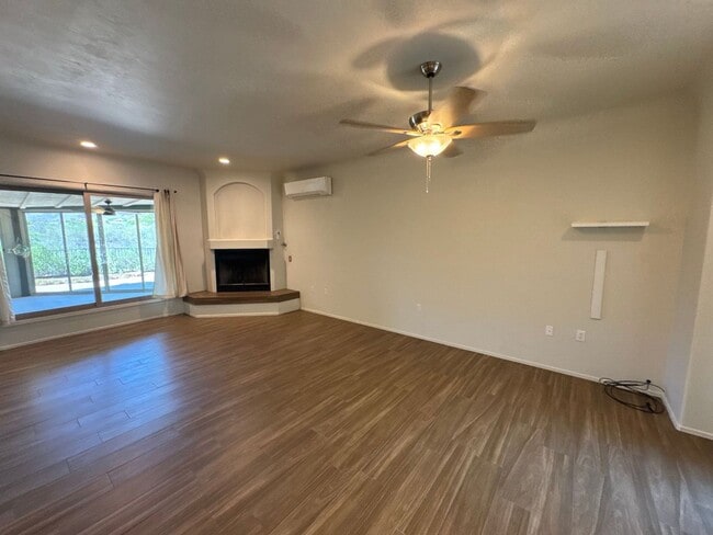Building Photo - 9731 E Kleindale Rd