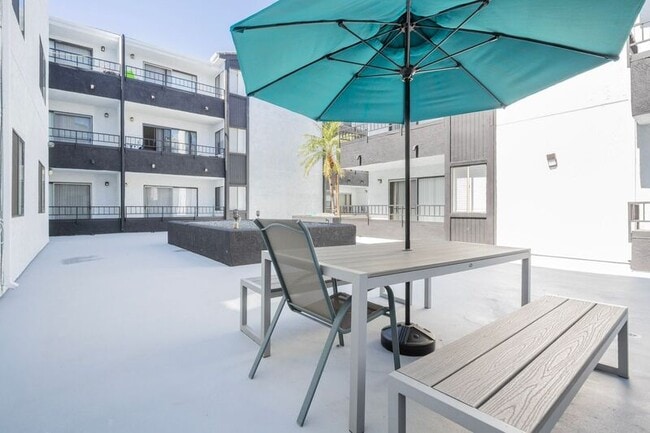 Building Photo - 5807 Laurel Canyon Blvd