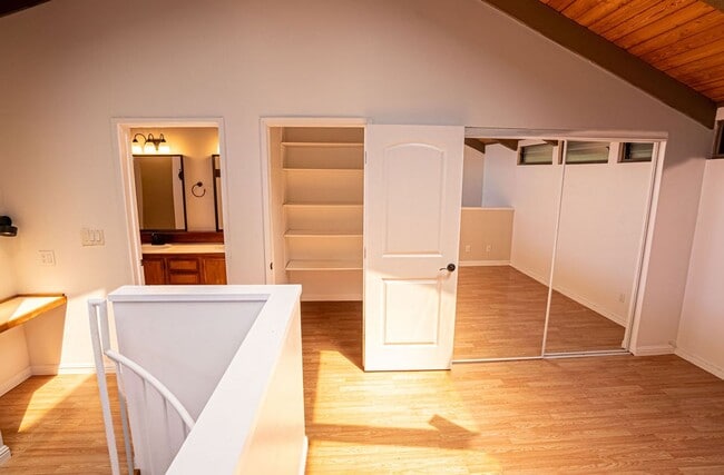 Building Photo - Unfurnished 3 bedroom 3 bath condo with oc...