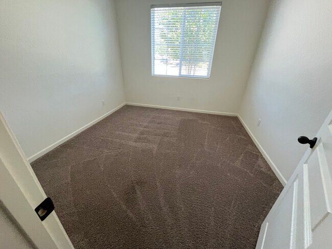 Building Photo - beautiful three bedroom home with sparkling pool in Visalia