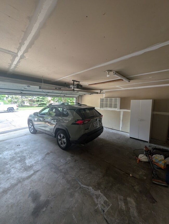 Building Photo - Updated 3BR Townhome in Eagan – Close to S...