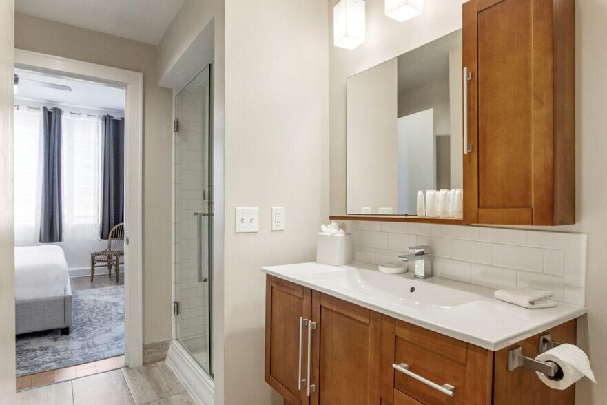 Building Photo - 925 Common St