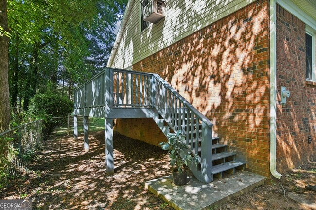 Building Photo - 5659 Whispering Pines Rd