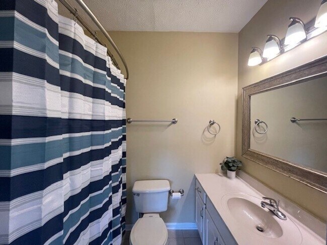 Building Photo - PRICE REDUCTION!!!  LOVELY 2 BEDROOM CONDO...