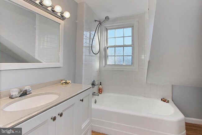 Building Photo - 2104 S Nelson St